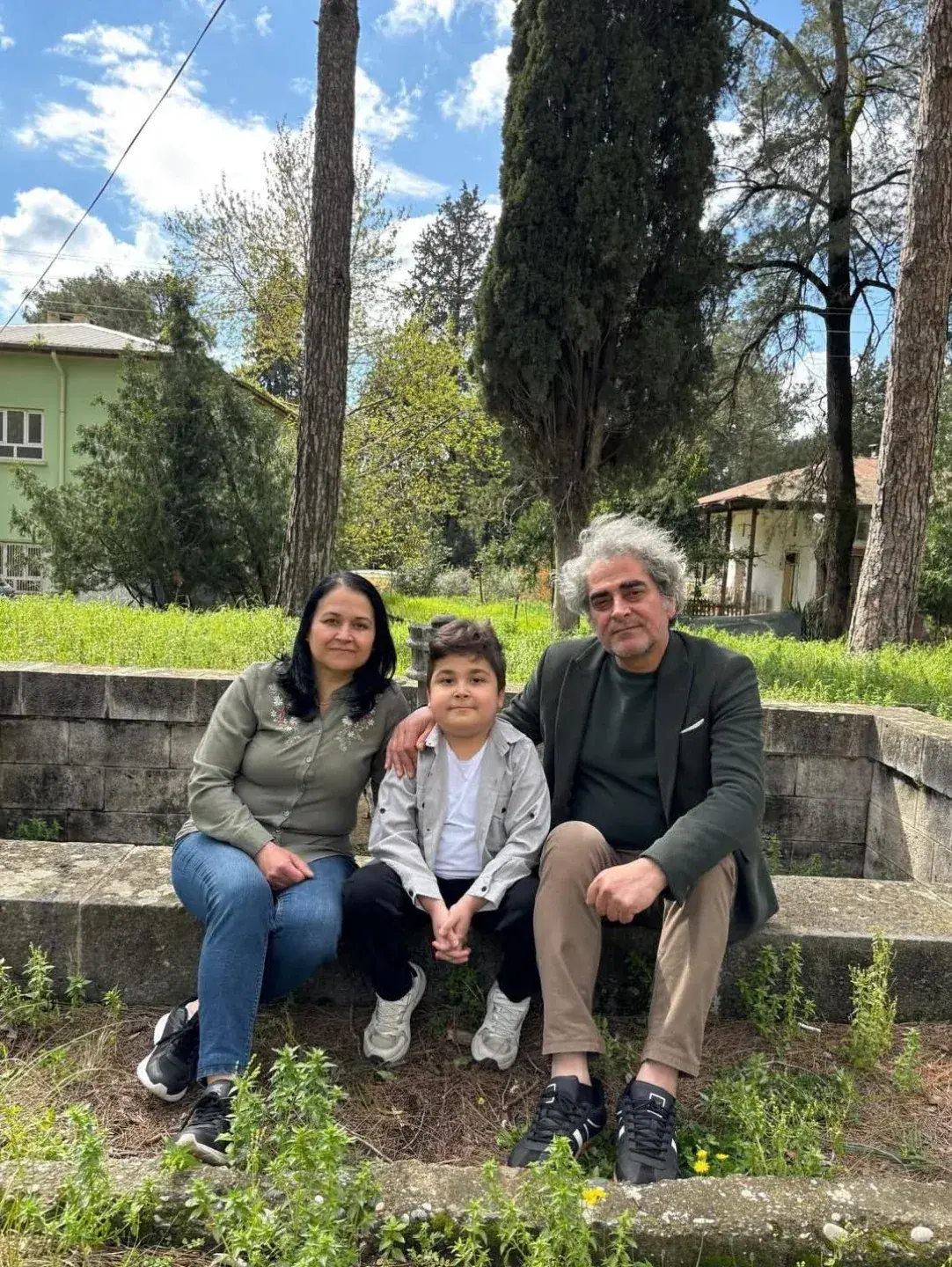 Uygar, annesi Aylin ve babası Serdar ile birlikte, dışarıda otururken