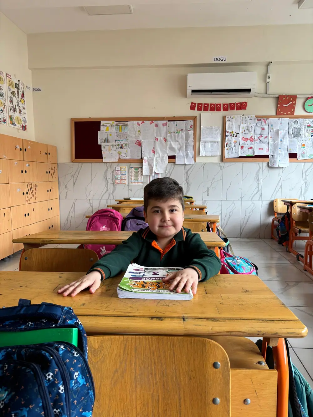 Uygar okulda sırasında, kitabının başında